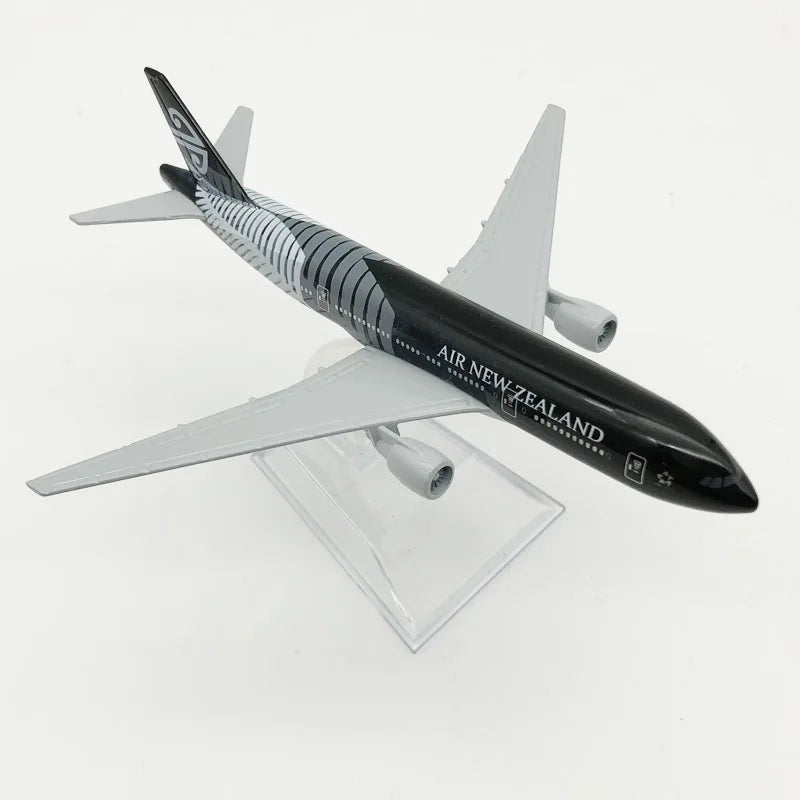 16cm Diecast B777 Aircraft Model – 1:400 Scale Collectible