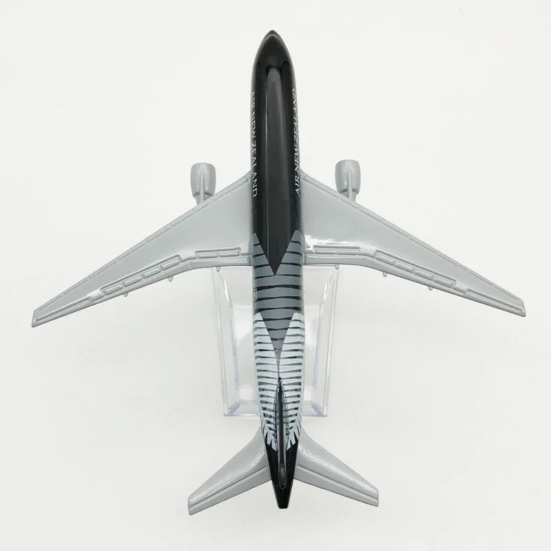 16cm Diecast B777 Aircraft Model – 1:400 Scale Collectible
