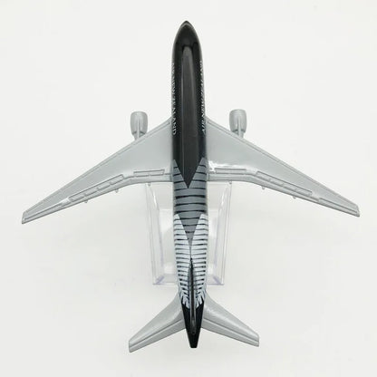 16cm Diecast B777 Aircraft Model – 1:400 Scale Collectible